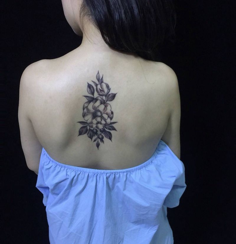 后背脊椎蔷薇刺青花纹身图片_成品背部清新欧美几何植物纹身图案