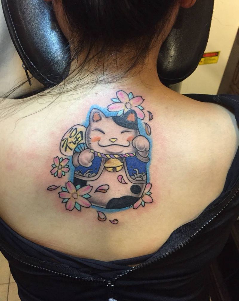 招财猫纹身图片_成品颈部背部传统动物植物纹身图案