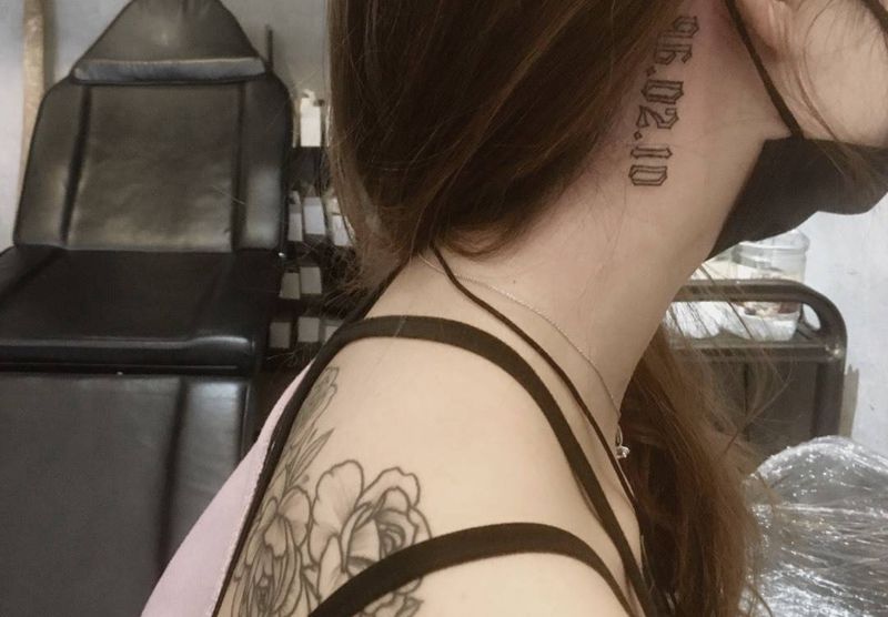 花和字母 更配哟纹身图片_肩部颈部新传统花体字纹身图案