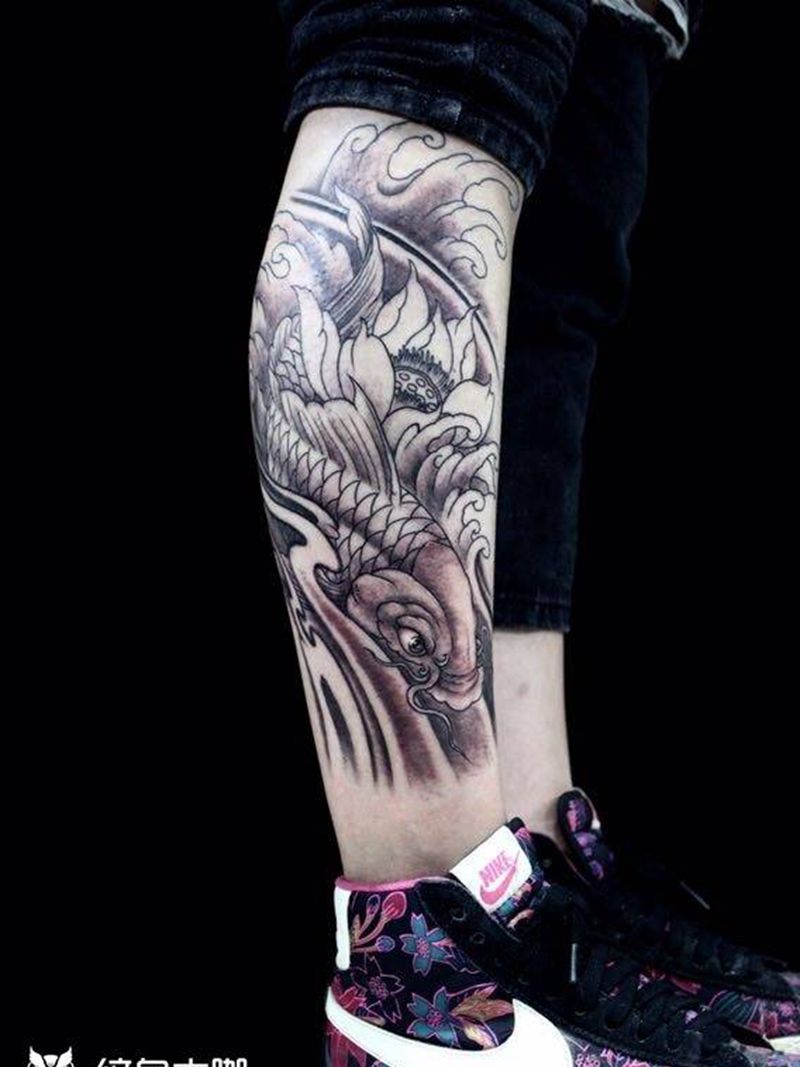 小腿黑灰传统鱼纹身图片_成品腿部传统动物纹身图案