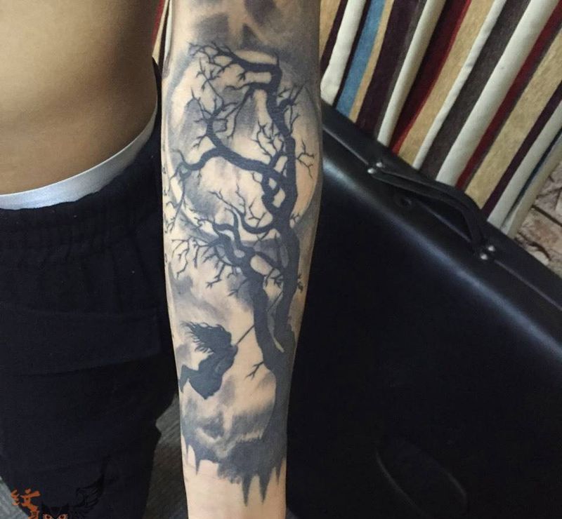 月光下的影子纹身图片_欧美植物人物手臂纹身图案