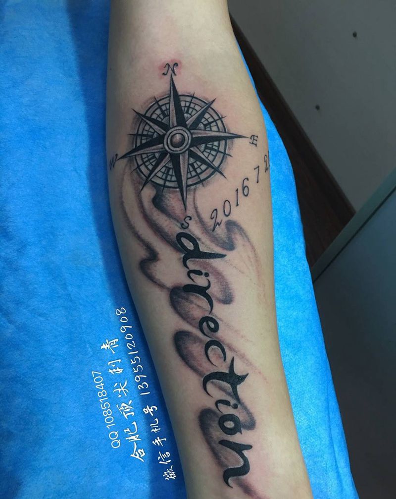 花体指南针纹身图片
