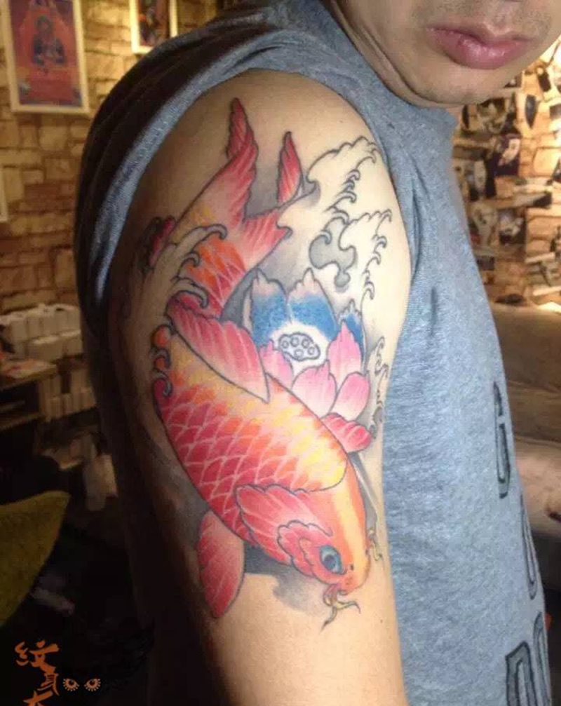 彩色招财鱼纹身图片_传统动物手臂纹身图案