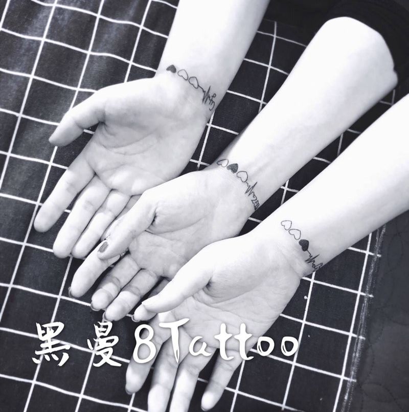 闺蜜纹身图片_手臂几何小清新爱心心电图纹身图案