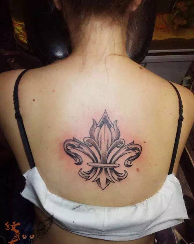 克罗星纹身图片_背部图腾传统纹身图案