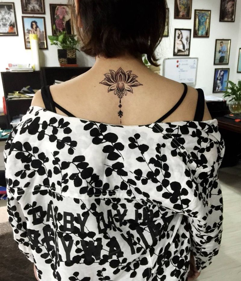 佛系莲花纹身图片_成品背部传统植物纹身图案