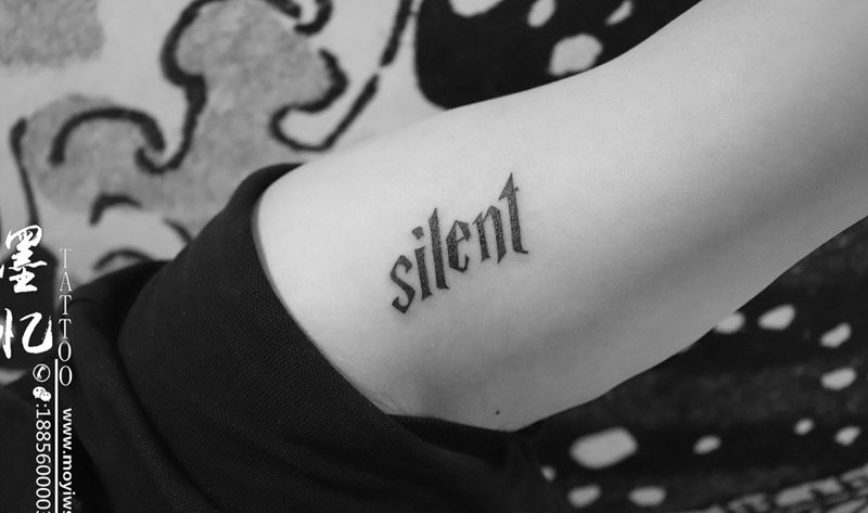 大臂内字母纹身图片