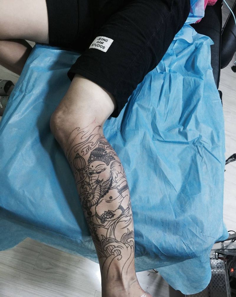 小腿象神线条完成纹身图片_成品腿部传统宗教鬼神动物纹身图案