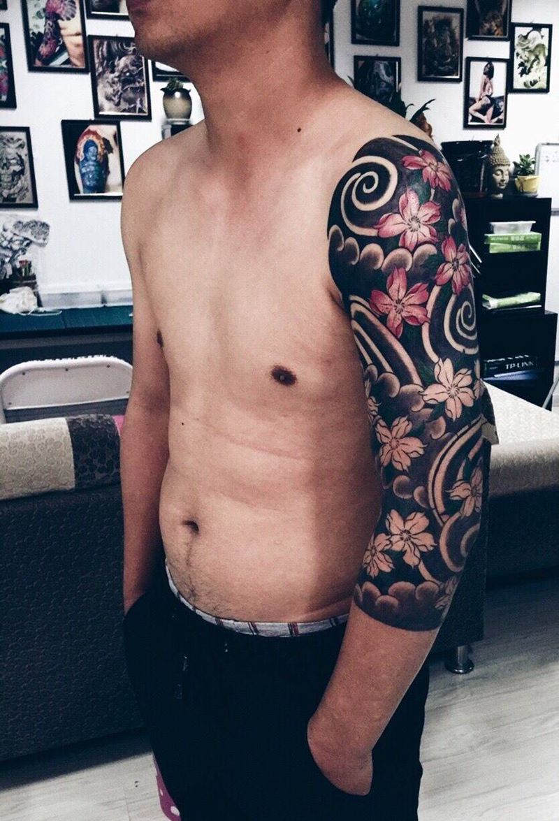 帅哥的七分袖纹身图片_成品手臂传统中国风纹身图案