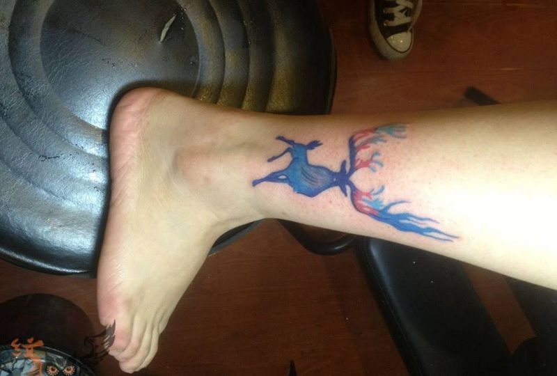 鹿纹身图片_清新动物脚部纹身图案