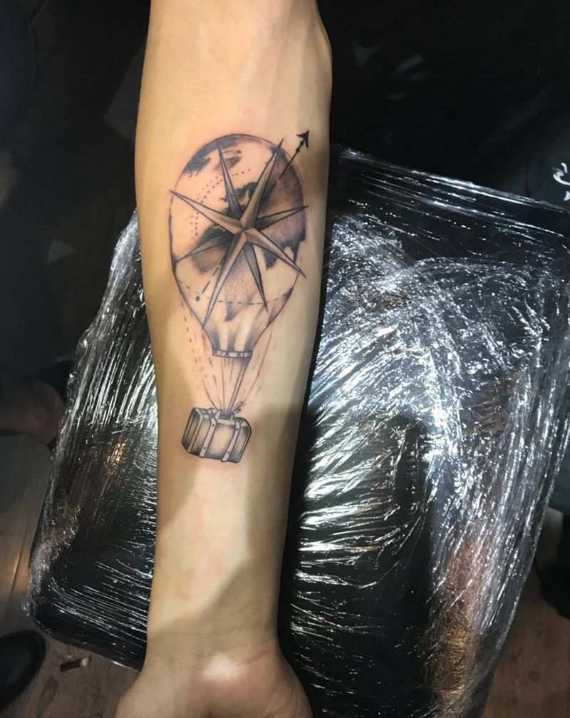 热气球与行李箱的故事纹身图片_手臂New School欧美写实纹身图案