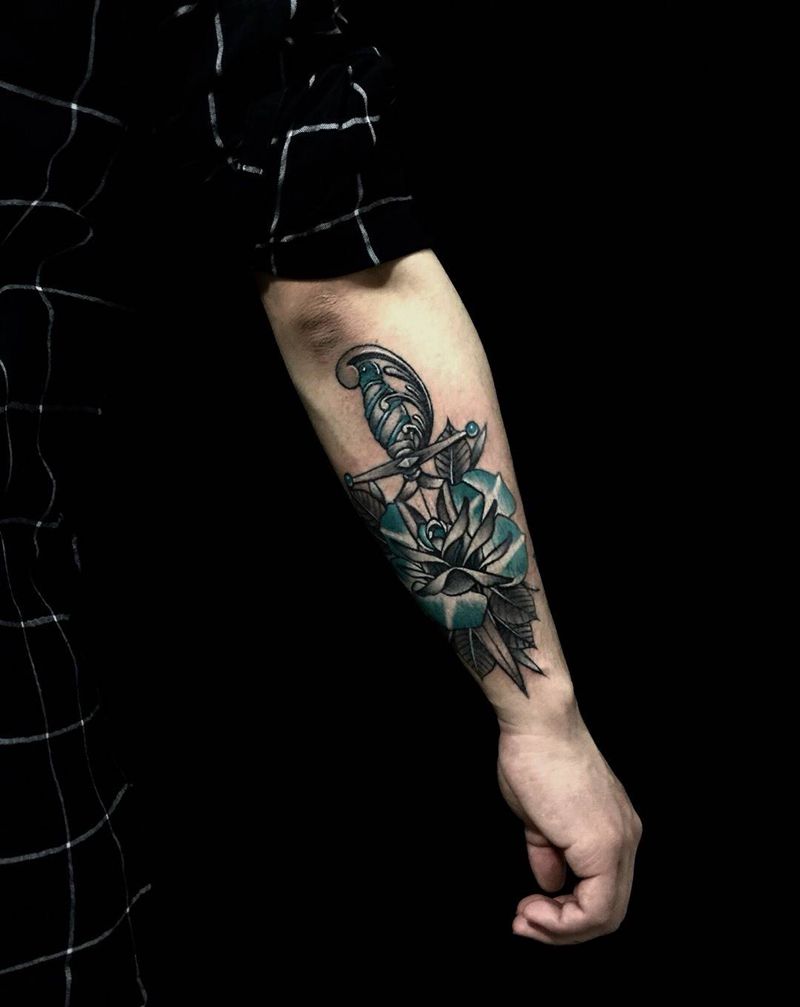 小手臂 欧美风 匕首爱情纹身图片