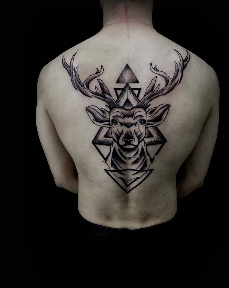 鹿刺青纹身图片_成品背部欧美动物纹身图案