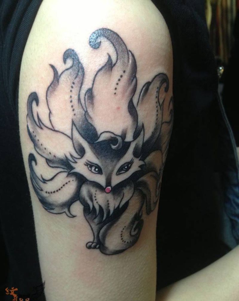 九尾狐纹身图片_欧美清新动物手臂纹身图案