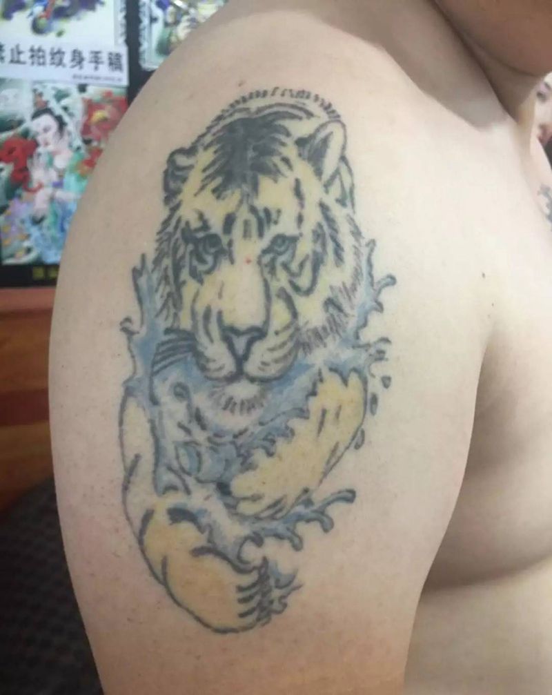 招财鲤鱼盖老虎 盖图纹身纹身图片_传统纹身图案