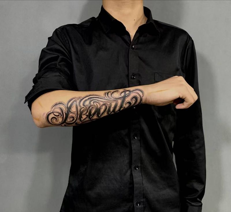 花体虔诚纹身图片_手臂花体字纹身图案