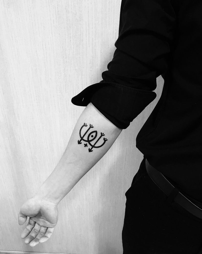 手臂符号图腾纹身图片_成品手部欧美字符几何纹身图案