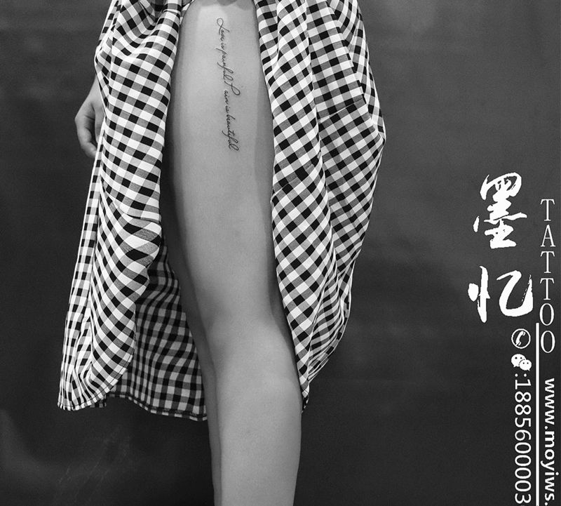 大腿字母纹身图片