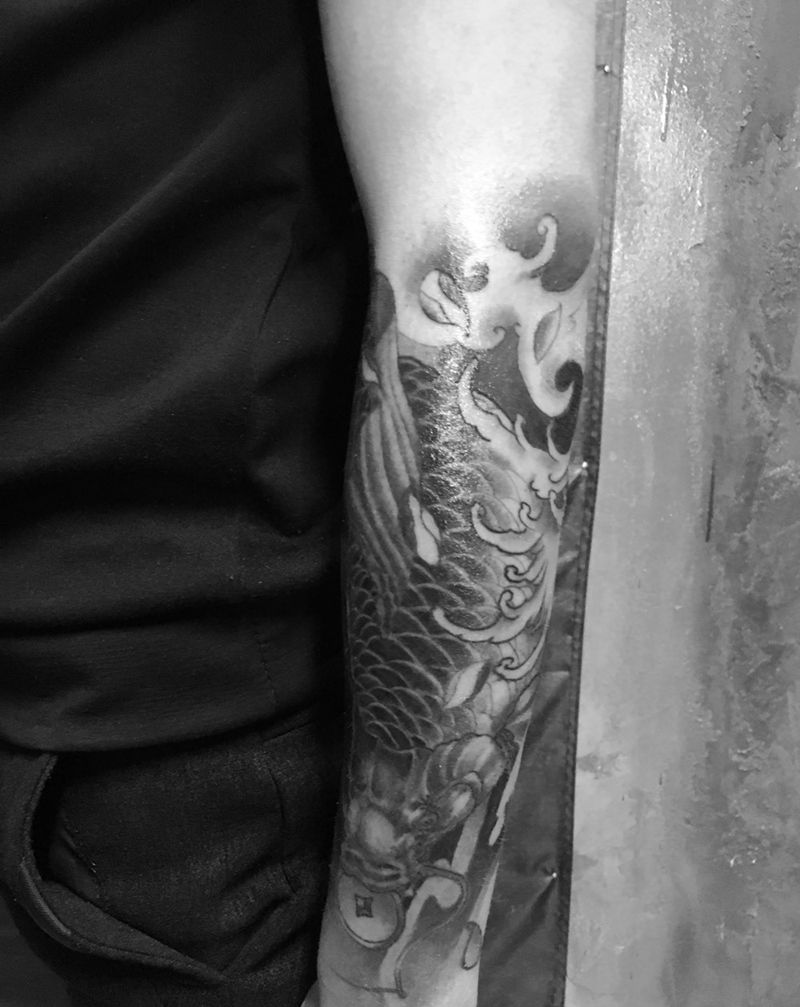 锦鲤黑灰完成下次上彩纹身图片_手臂手部新传统鱼传统吉祥纹身图案