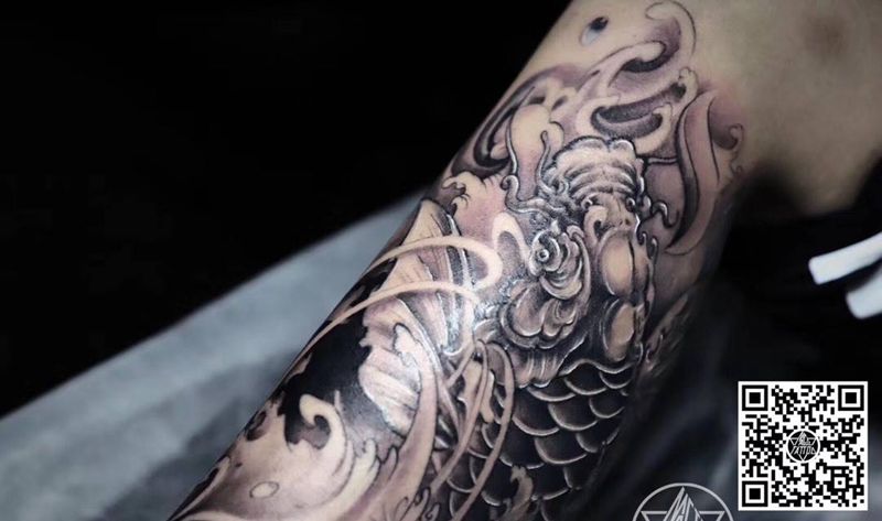 小腿锦鲤纹身图片_腿部新传统鱼锦鲤纹身图案