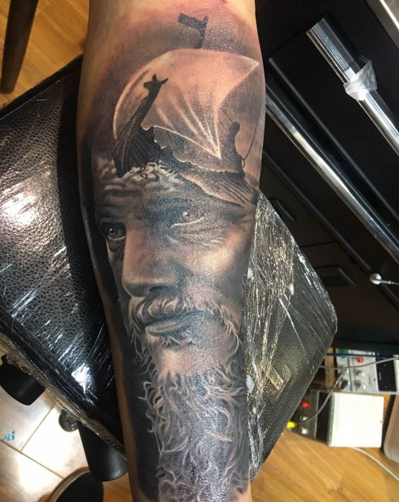 老人与海纹身图片_手臂欧美写实老人欧美黑灰纹身图案