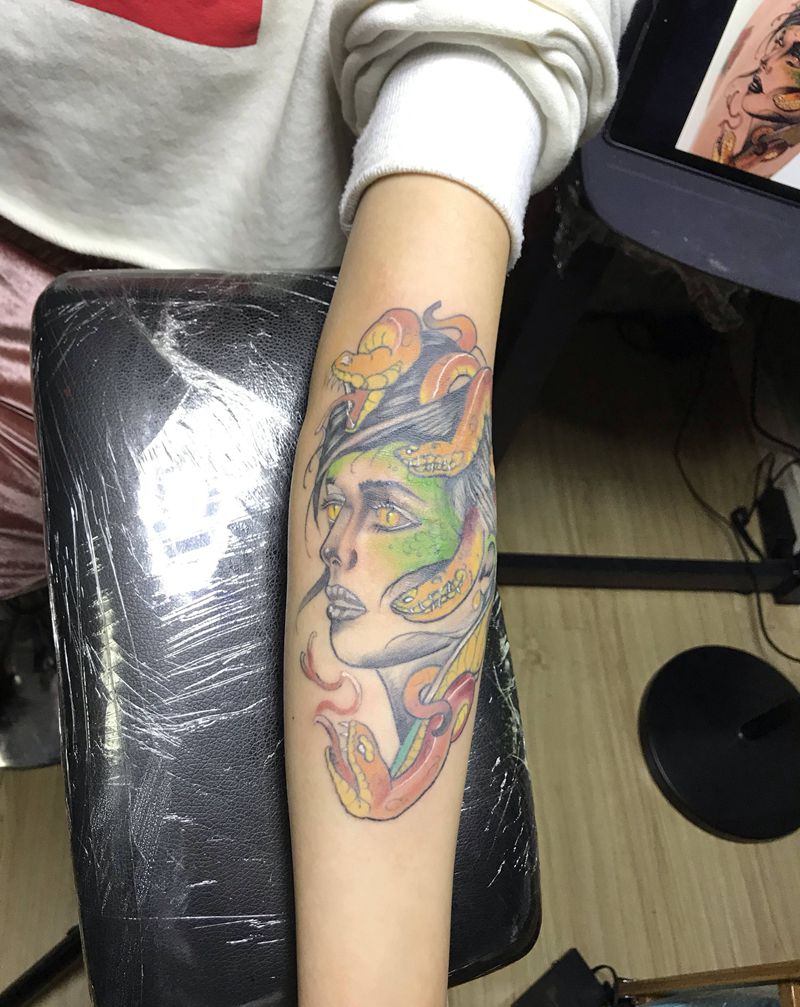 蛇女美杜莎女王纹身图片_手部水彩New School纹身图案