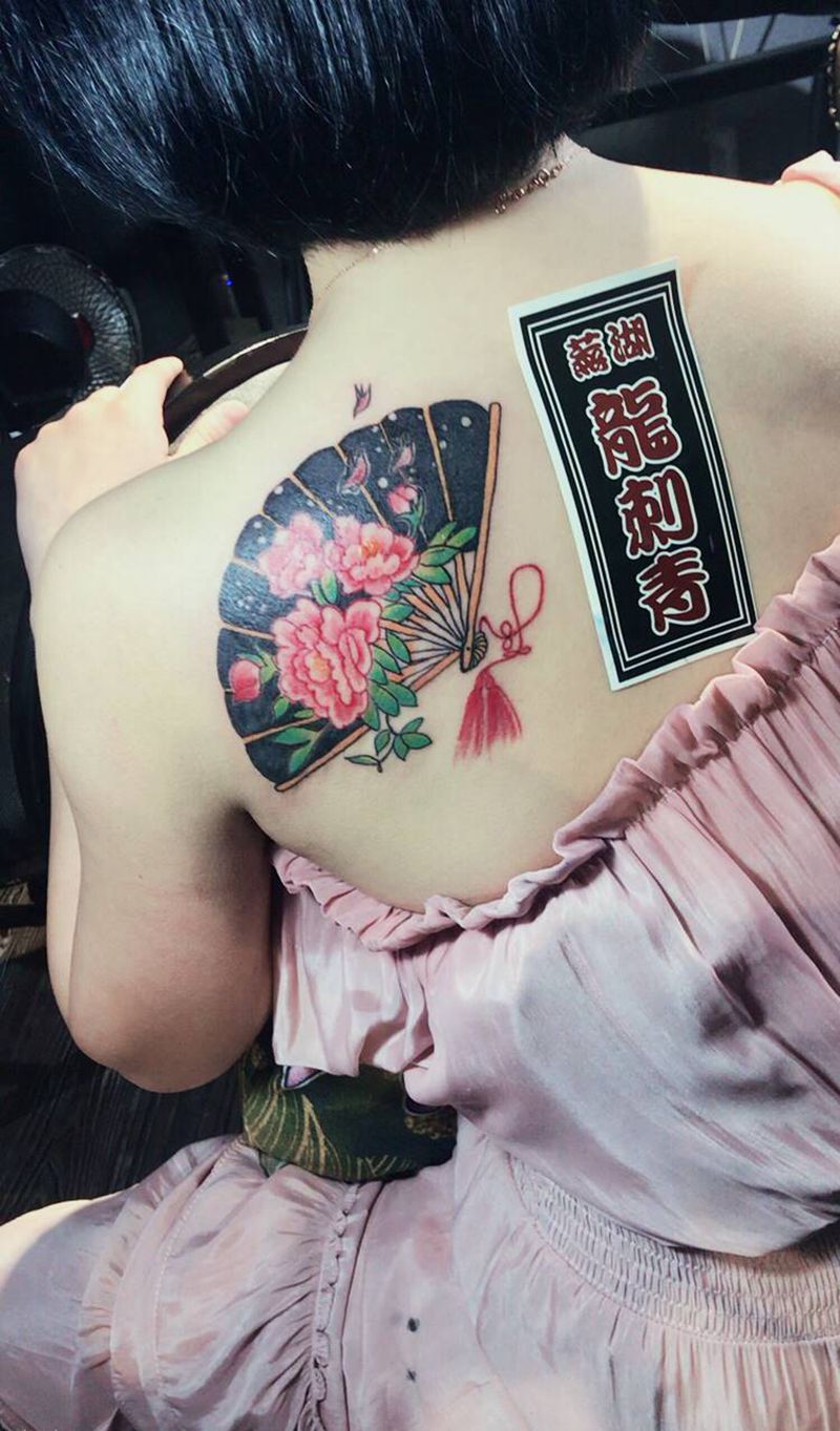 扇子纹身图片_肩部老传统纹身图案