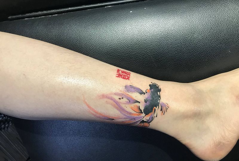 金鱼纹身图片_腿部水墨水彩纹身图案