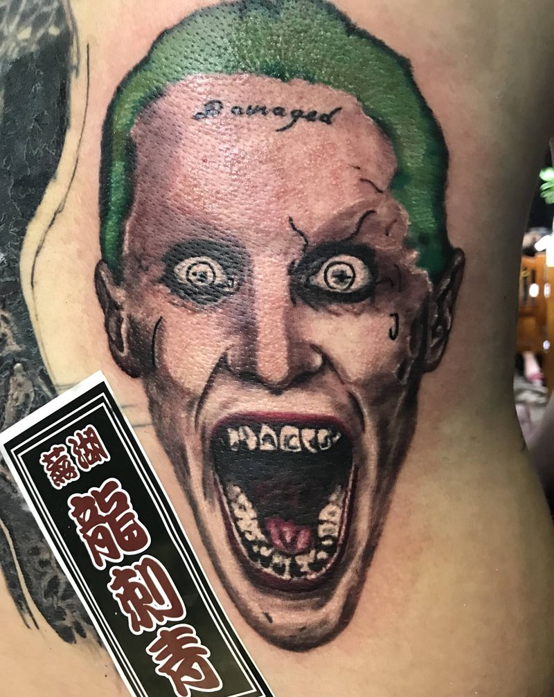 小丑纹身图片_背部欧美写实纹身图案