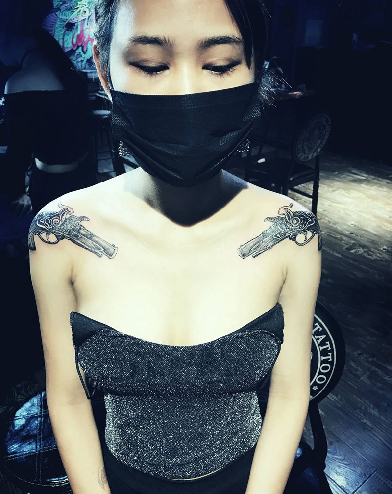 枪纹身图片_肩部欧美写实纹身图案