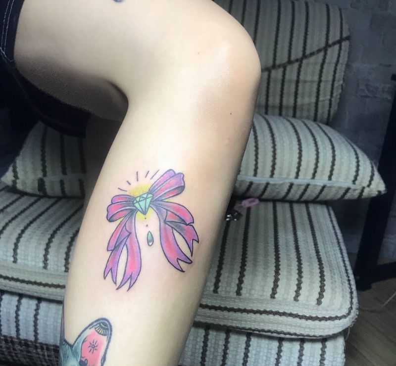 蝴蝶结纹身图片_腿部纹身图案