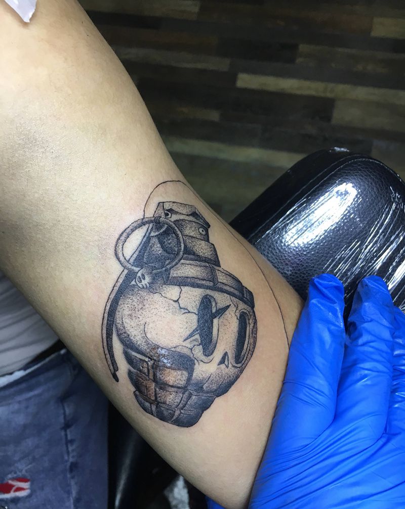 小手雷纹身图片_手部手臂欧美写实手雷纹身图案