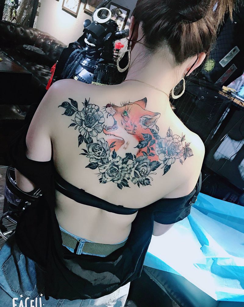 狐狸纹身图片_背部点刺纹身图案