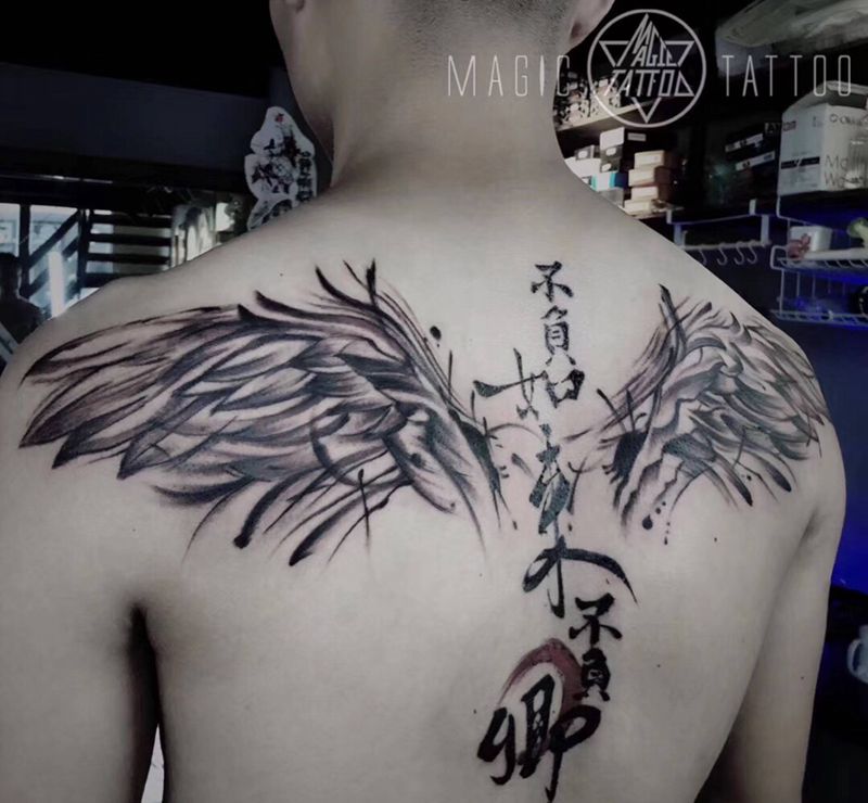 不负如来不负卿纹身图片_背部水墨翅膀纹身图案