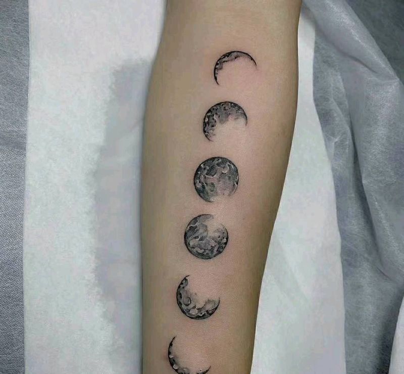 月食纹身图片_水墨纹身图案