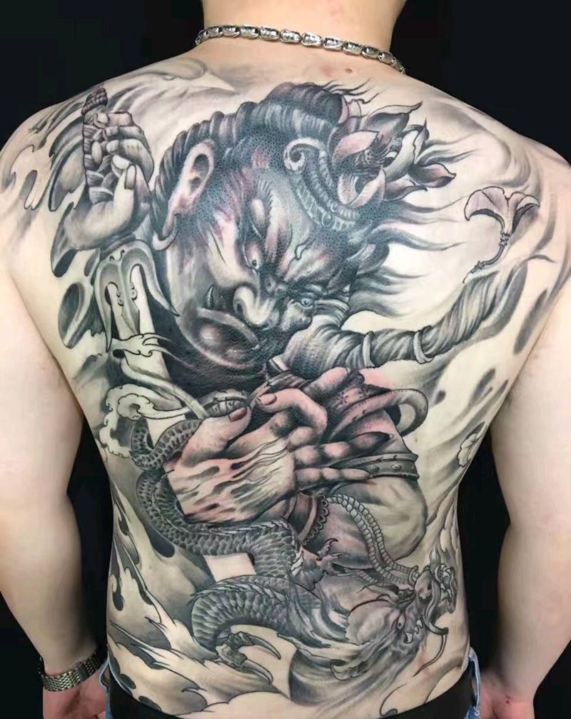 不动明王纹身图片_背部传统肖像写实人物纹身图案