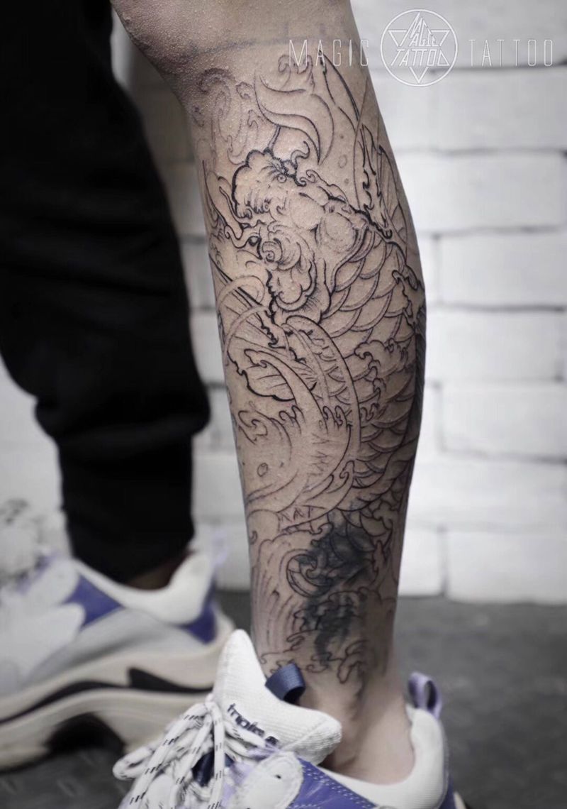 图腾遮盖，线条完成纹身图片_腿部新传统遮盖锦鲤纹身图案