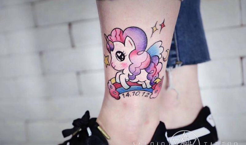 彩虹独角兽纹身图片_腿部New School独角兽纹身图案