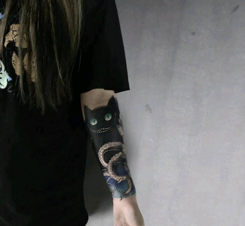 Ins风黑臂纹身图片_手臂Ins风黑臂爱丽丝的猫纹身图案