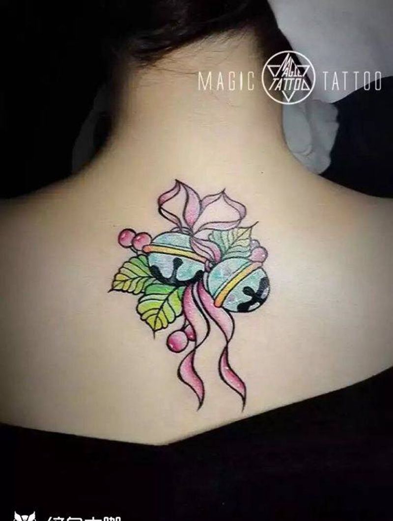 小铃铛纹身图片_颈部欧美清新纹身图案