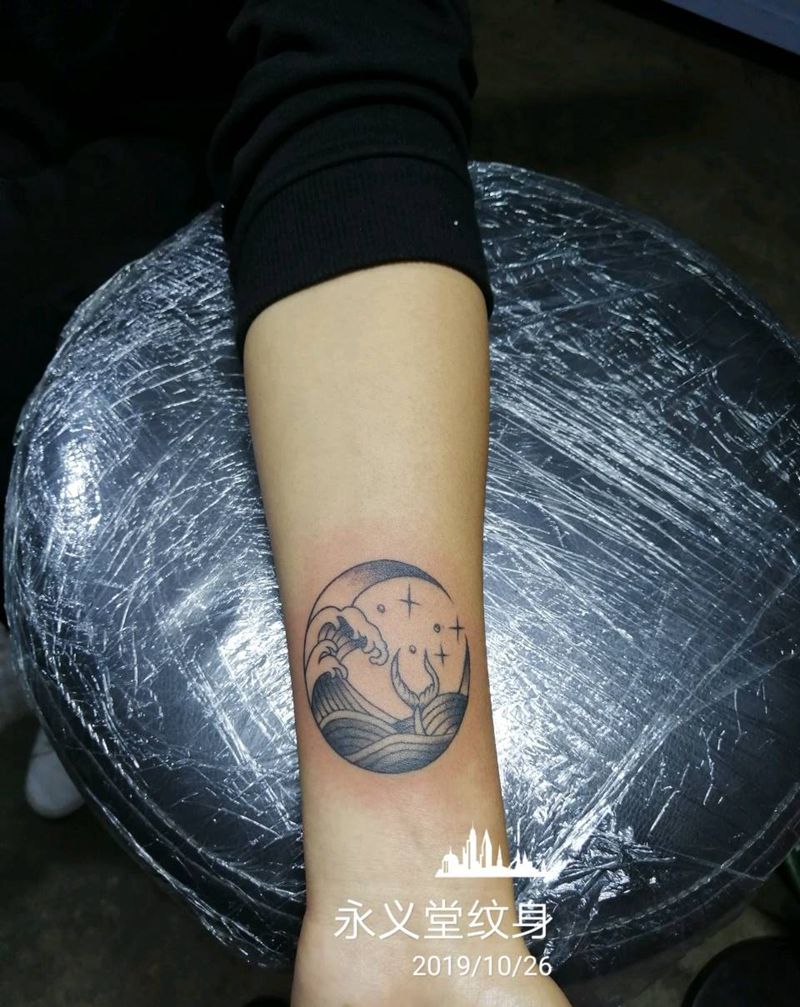 月亮 水浪纹身图片_手臂腿部几何New School纹身图案