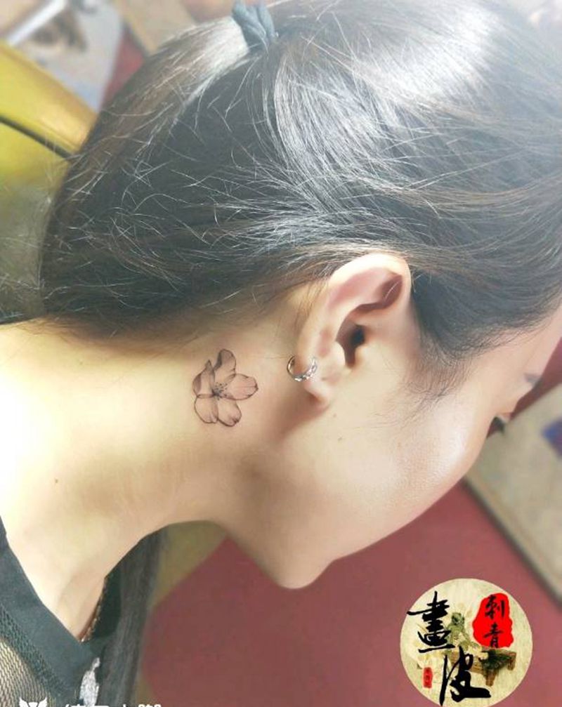 很小一朵纹身图片_颈部清新手稿纹身图案