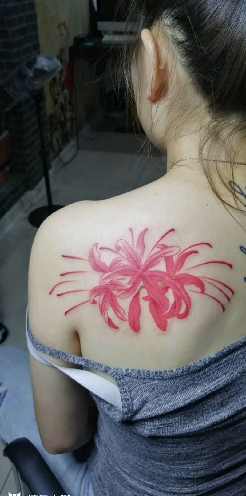 彼岸花纹身图片_肩部背部New SchoolOld School纹身图案