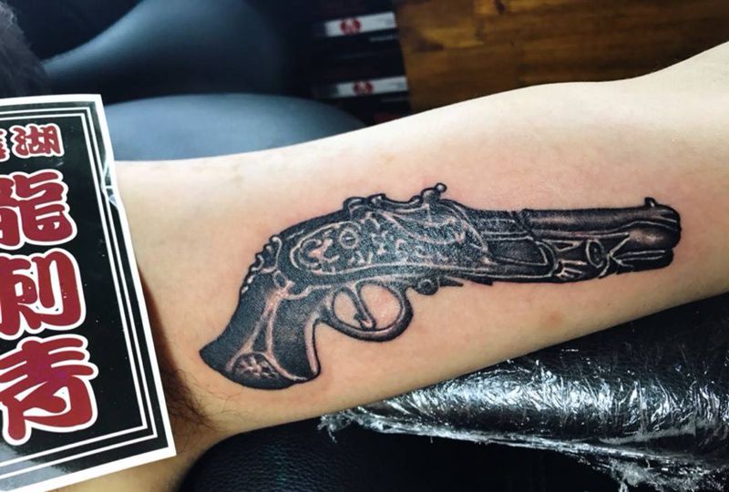 复古枪纹身图片