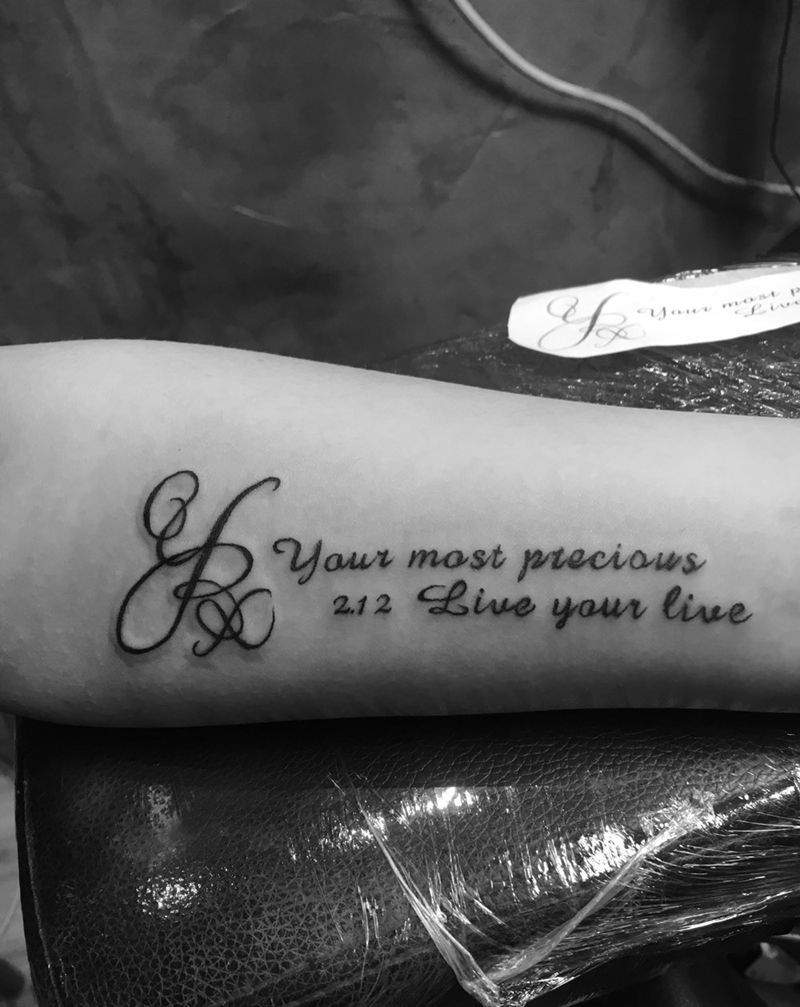 字母纹身图片_手臂手部花体字几何字母爱纹身图案