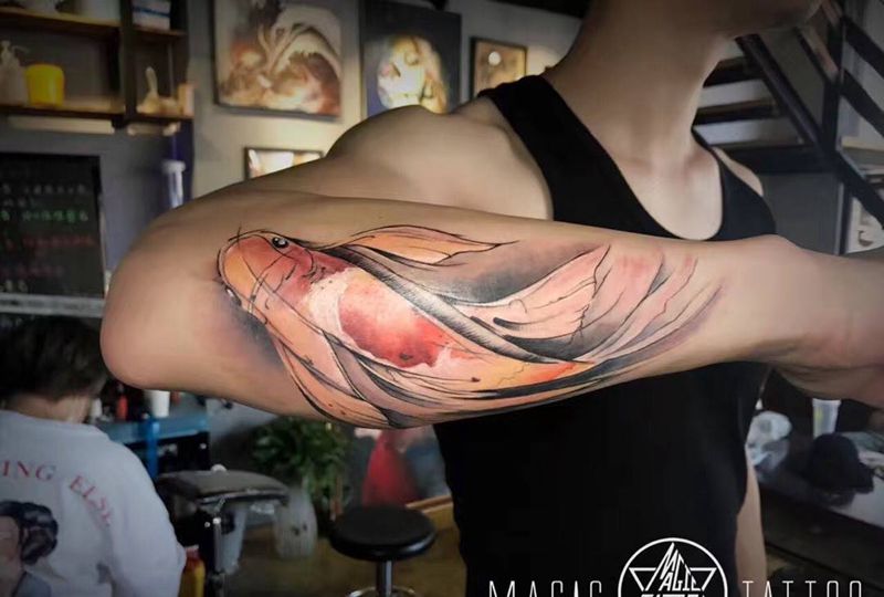水墨锦鲤纹身图片_成品手臂蚌埠泼墨水墨锦鲤纹身图案