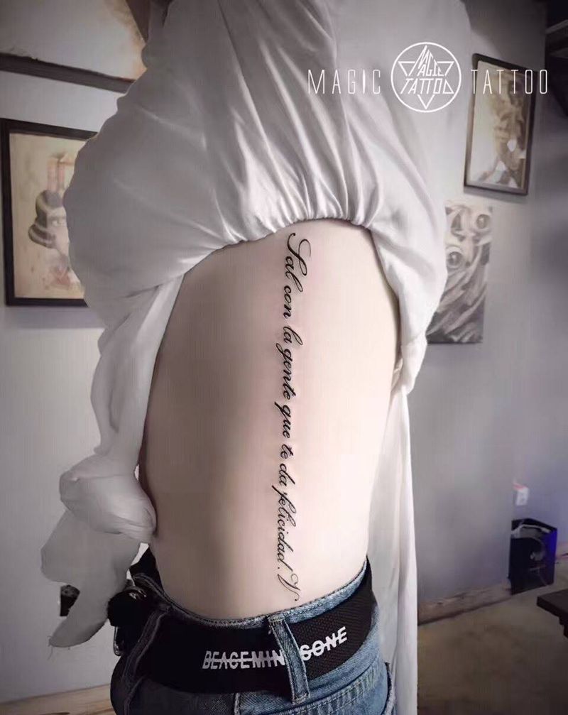 跟能让你感到幸福的人在一起纹身图片_腰部字符英文蚌埠纹身图案