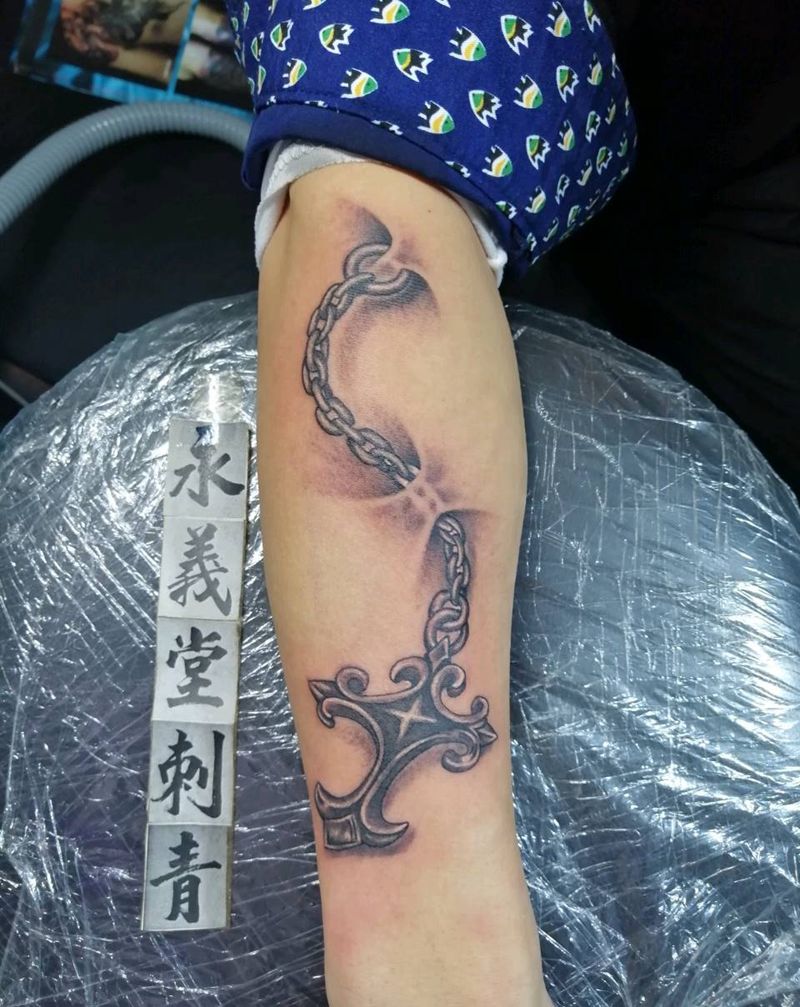 铁链加十字架纹身图片_手臂腿部新传统永义堂芜湖店永义堂刺青纹身图案