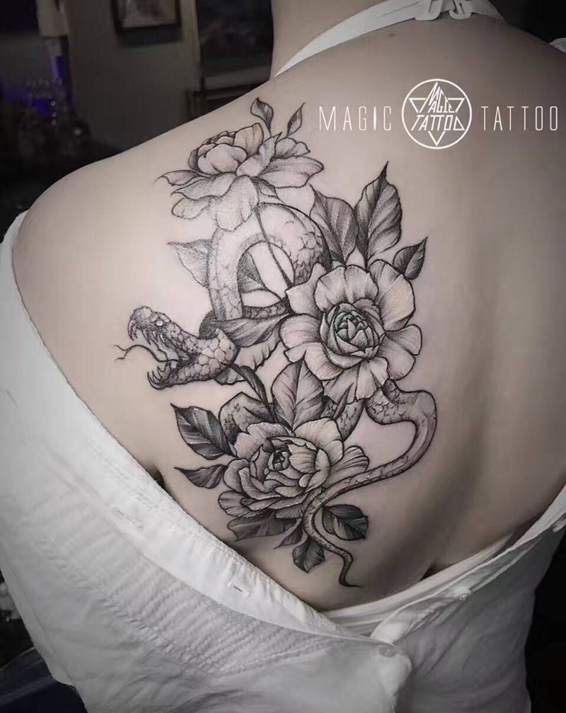 蛇恋花纹身图片_成品背部清新动物植物唯美蛇牡丹纹身图案