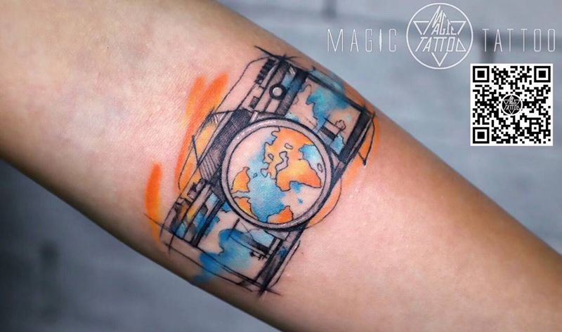 摄影爱好者纹身图片_手臂水彩相机地图纹身图案